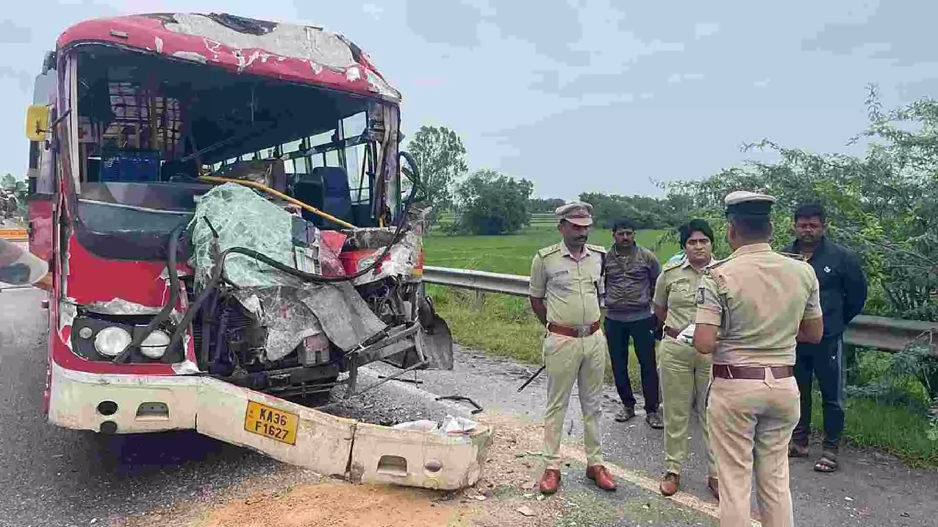 ತೆಕ್ಕಲಕೋಟೆ ಬಳಿ ಭೀಕರ ಅಪಘಾತ: ನಿಂತಿದ್ದ ಲಾರಿಗೆ ಬಸ್ ಡಿಕ್ಕಿ, ಇಬ್ಬರು ಸ್ಥಳದಲ್ಲೇ ಸಾವು ತೆಕ್ಕಲಕೋಟೆ ಬಳಿ ಭೀಕರ ಅಪಘಾತ: ನಿಂತಿದ್ದ ಲಾರಿಗೆ ಬಸ್ ಡಿಕ್ಕಿ, ಇಬ್ಬರು ಸ್ಥಳದಲ್ಲೇ ಸಾವು