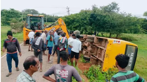 ಚಿಕ್ಕಬಳ್ಳಾಪುರದಲ್ಲಿ ಶಾಲಾ ಬಸ್ ಅಪಘಾತ: 17 ಮಕ್ಕಳಿಗೆ ಗಾಯ ಚಿಕ್ಕಬಳ್ಳಾಪುರದಲ್ಲಿ ಶಾಲಾ ಬಸ್ ಅಪಘಾತ: 17 ಮಕ್ಕಳಿಗೆ ಗಾಯ