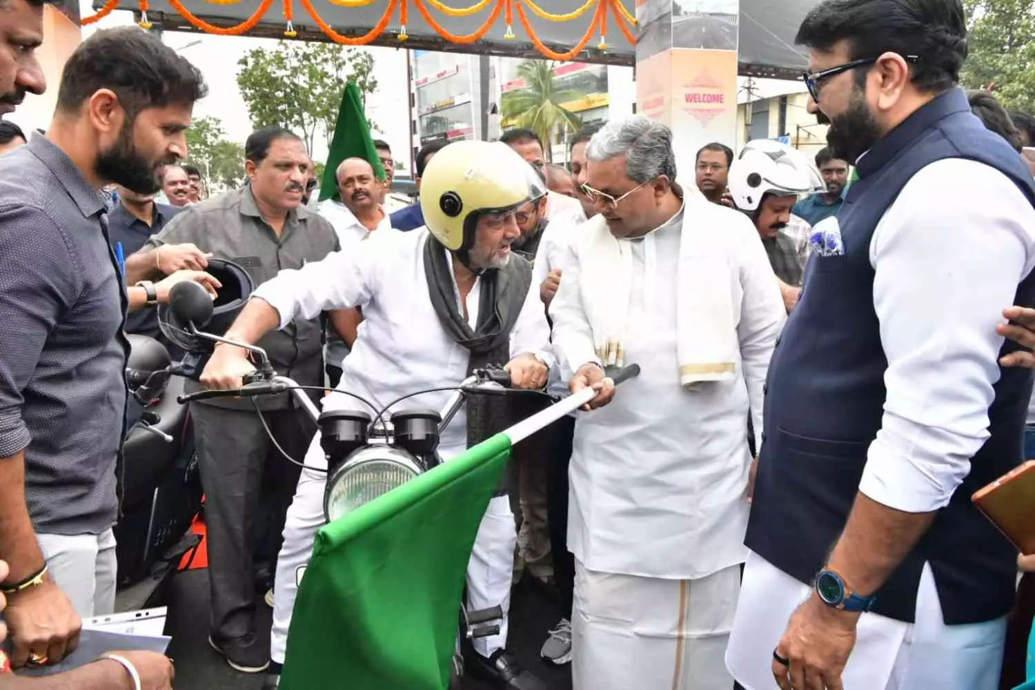 ಹೆಬ್ಬಾಳ ಮೇಲ್ಸೇತುವೆ ಮೇಲೆ ಬೈಕ್‌ ಓಡಿಸಿದ ಡಿಸಿಎಂ | ಸಿಎಂ ಸಿದ್ದರಾಮಯ್ಯರಿಂದ ವಾಹನ ಸಂಚಾರಕ್ಕೆ ಚಾಲನೆ