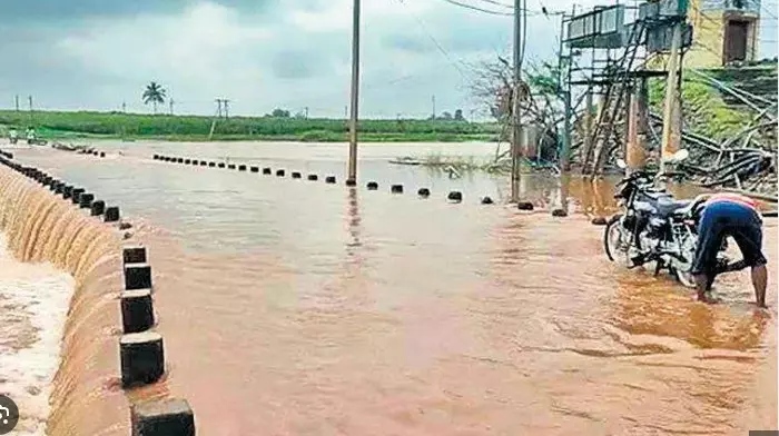 ಚಿಕ್ಕೋಡಿ ತಾಲೂಕಿನಲ್ಲಿ ಪ್ರವಾಹ: 8 ಸೇತುವೆಗಳು ಜಲಾವೃತ, 18 ಗ್ರಾಮಗಳಿಗೆ ಸಂಪರ್ಕ ಕಡಿತ
