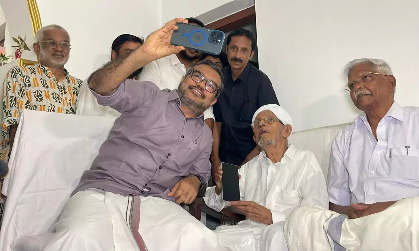 105 ವರ್ಷ ವಯಸ್ಸಿನ ಅಬ್ದುಲ್ಲಾ ಮೌಲವಿ ಬಾಫಕಿ ಅವರ ಮನೆಗೆ ಅಚ್ಚರಿಯ ಭೇಟಿ ನೀಡಿದ ಕೇರಳದ ಸಚಿವ ಎಂ.ಬಿ.ರಾಜೇಶ್. 