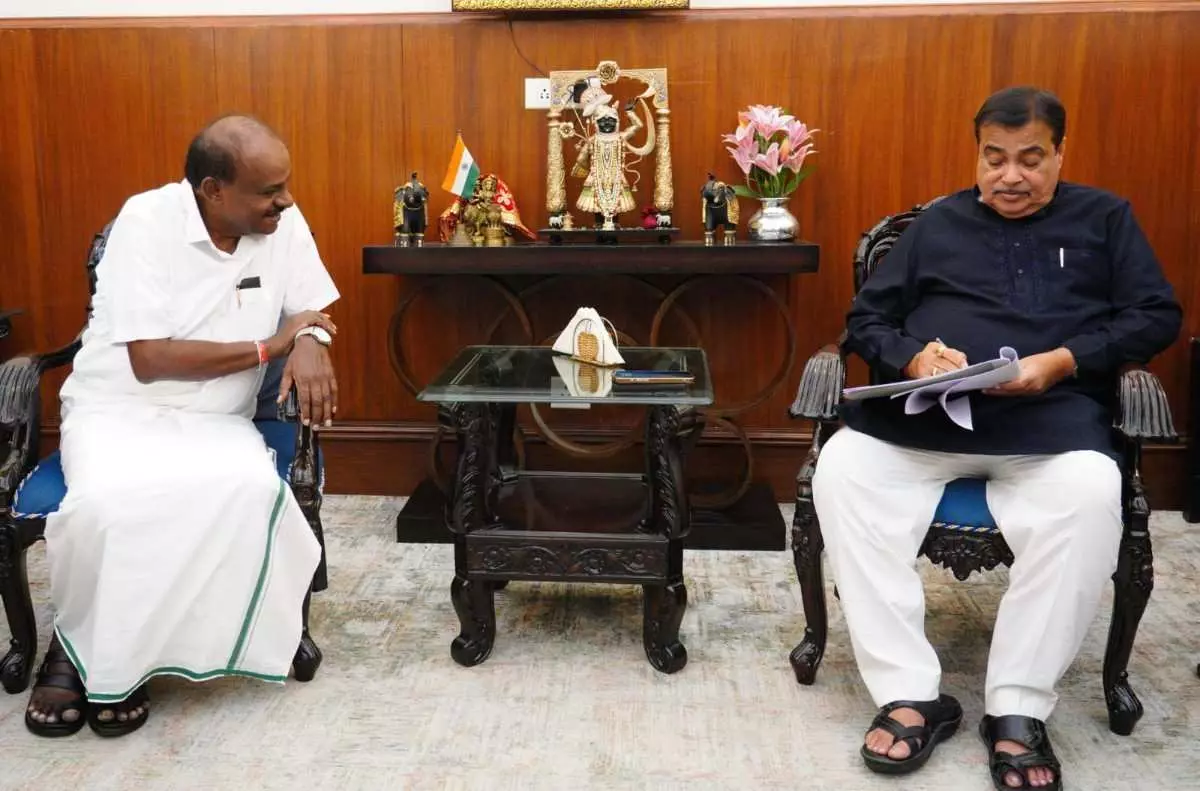 Union Minister Nitin Gadkari meets HDK, appeals for more funds for Mandya district Union Minister Nitin Gadkari meets HDK, appeals for more funds for Mandya district