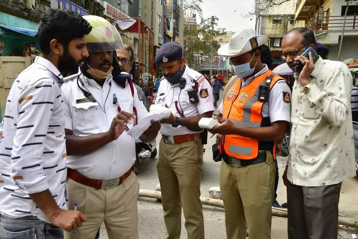 Fine For Traffic Violation | ಇ-ಚಲನ್ನಲ್ಲಿ ದಾಖಲಾದ ಬಾಕಿ ಪ್ರಕರಣಗಳ ದಂಡದ ಮೊತ್ತದಲ್ಲಿ ಶೇ. 50 ರಷ್ಟು ರಿಯಾಯಿತಿ Fine For Traffic Violation | ಇ-ಚಲನ್ನಲ್ಲಿ ದಾಖಲಾದ ಬಾಕಿ ಪ್ರಕರಣಗಳ ದಂಡದ ಮೊತ್ತದಲ್ಲಿ ಶೇ. 50 ರಷ್ಟು ರಿಯಾಯಿತಿ