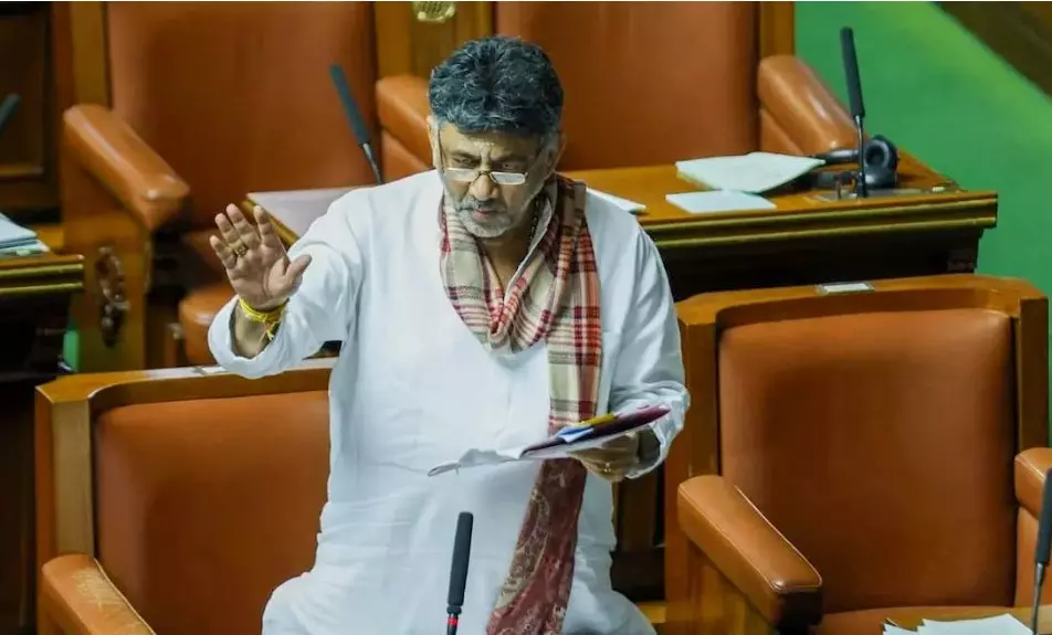 ವಿಧಾನಸಭೆಯಲ್ಲಿ ಮೊಳಗಿದ ಆರ್ಎಸ್ಎಸ್ ಗೀತೆ: ನಮಸ್ತೆ ಸದಾ ವತ್ಸಲೇ ಎಂದ ಡಿ.ಕೆ. ಶಿವಕುಮಾರ್! ವಿಧಾನಸಭೆಯಲ್ಲಿ ಮೊಳಗಿದ ಆರ್ಎಸ್ಎಸ್ ಗೀತೆ: ನಮಸ್ತೆ ಸದಾ ವತ್ಸಲೇ ಎಂದ ಡಿ.ಕೆ. ಶಿವಕುಮಾರ್!