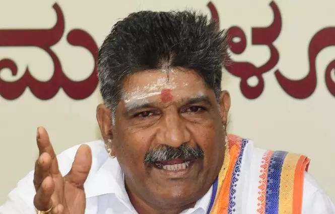 ಬಿ.ಎಲ್. ಸಂತೋಷ್ ವಿರುದ್ಧ ಅವಹೇಳನಕಾರಿ ಹೇಳಿಕೆ: ಮಹೇಶ್ ಶೆಟ್ಟಿ ತಿಮರೋಡಿಗೆ ಷರತ್ತುಬದ್ಧ ಜಾಮೀನು ಬಿ.ಎಲ್. ಸಂತೋಷ್ ವಿರುದ್ಧ ಅವಹೇಳನಕಾರಿ ಹೇಳಿಕೆ: ಮಹೇಶ್ ಶೆಟ್ಟಿ ತಿಮರೋಡಿಗೆ ಷರತ್ತುಬದ್ಧ ಜಾಮೀನು