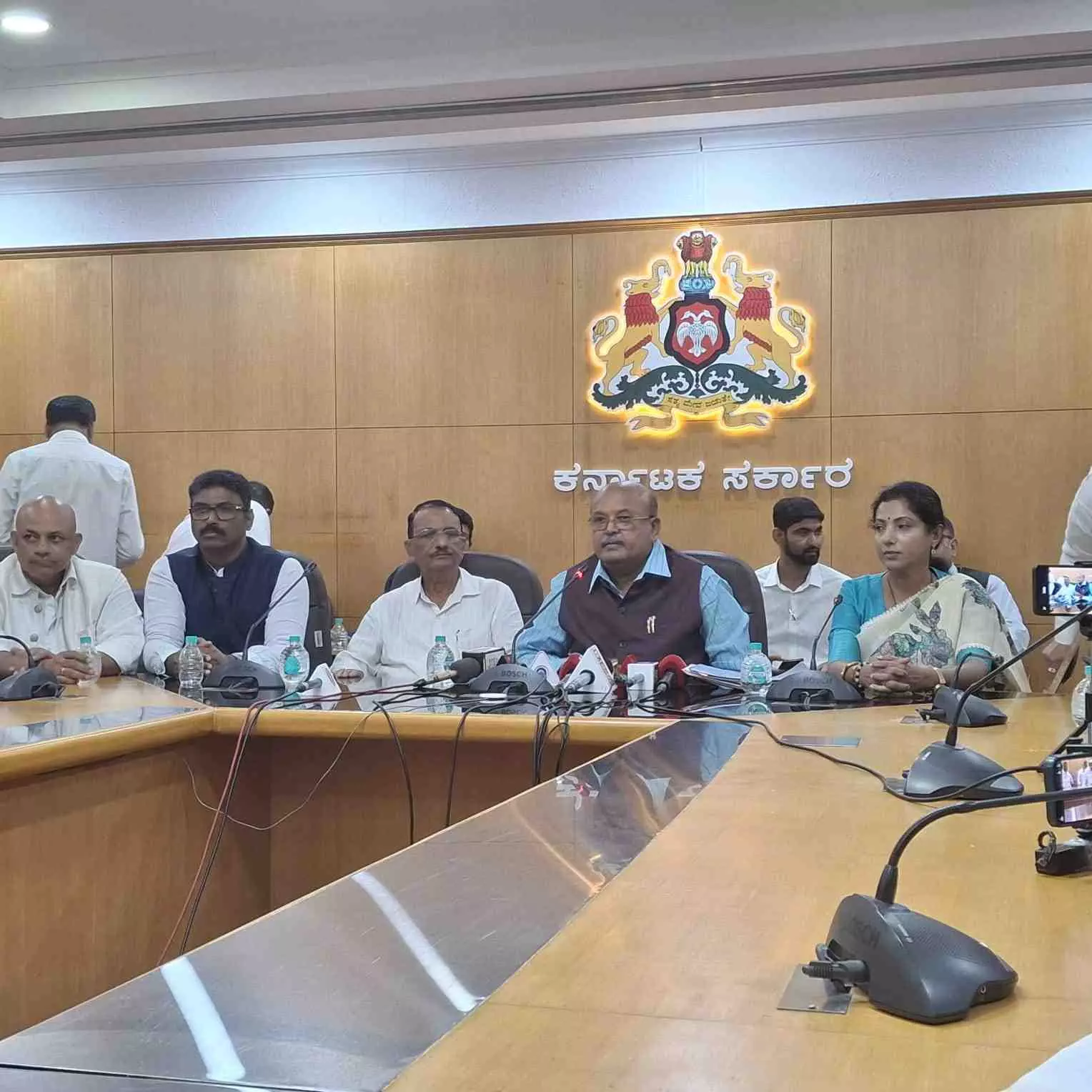 ಗ್ಯಾರಂಟಿ ಯೋಜನೆಗೆ ಅಧಿಕ ವೆಚ್ಚ : ಸಿಎಜಿ ವರದಿಗೆ ಎಚ್.ಎಂ.ರೇವಣ್ಣಆಕ್ಷೇಪ ಗ್ಯಾರಂಟಿ ಯೋಜನೆಗೆ ಅಧಿಕ ವೆಚ್ಚ : ಸಿಎಜಿ ವರದಿಗೆ ಎಚ್.ಎಂ.ರೇವಣ್ಣಆಕ್ಷೇಪ