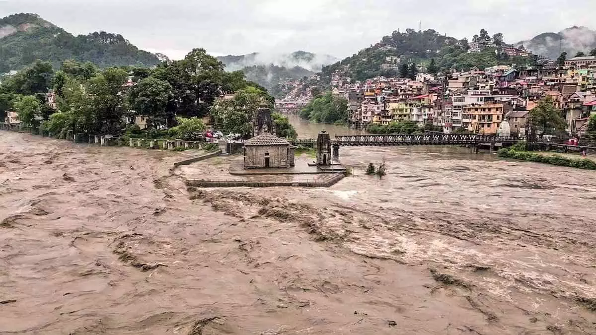 ಜಮ್ಮುಕಾಶ್ಮೀರದಲ್ಲಿ ವರುಣಾರ್ಭಟ; 30 ಮಂದಿ ಸಾವು, 3,500ಕ್ಕೂ ಹೆಚ್ಚು ಜನರ ಸ್ಥಳಾಂತರ ಜಮ್ಮುಕಾಶ್ಮೀರದಲ್ಲಿ ವರುಣಾರ್ಭಟ; 30 ಮಂದಿ ಸಾವು, 3,500ಕ್ಕೂ ಹೆಚ್ಚು ಜನರ ಸ್ಥಳಾಂತರ