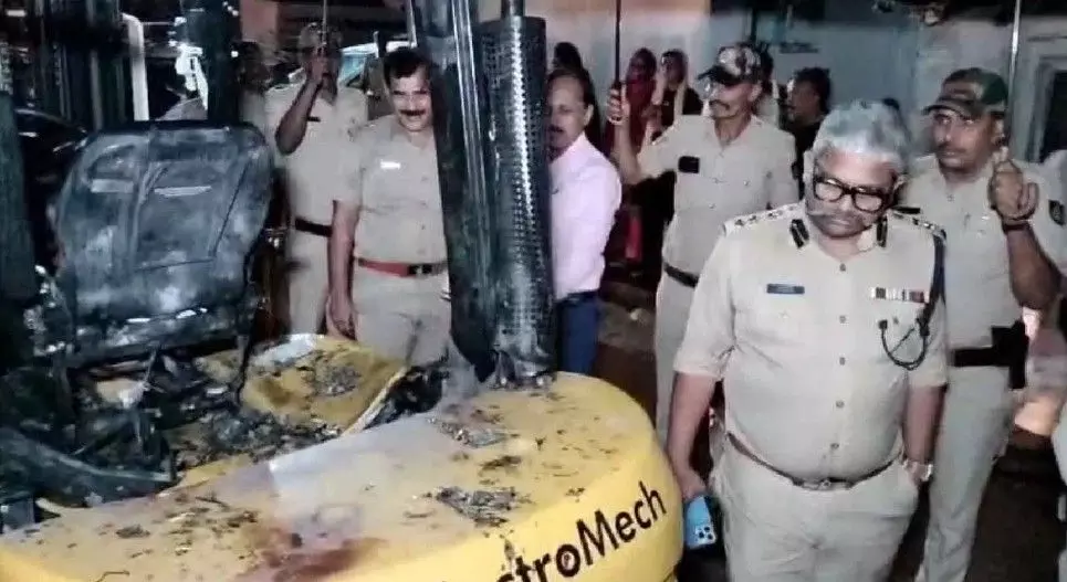 ಗಣೇಶ ವಿಸರ್ಜನೆ ಮೆರವಣಿಗೆ ವೇಳೆ ಸ್ಪೋಟ; ಬಾಲಕ ಸಾವು, 6 ಜನರಿಗೆ ಗಾಯ ಗಣೇಶ ವಿಸರ್ಜನೆ ಮೆರವಣಿಗೆ ವೇಳೆ ಸ್ಪೋಟ; ಬಾಲಕ ಸಾವು, 6 ಜನರಿಗೆ ಗಾಯ