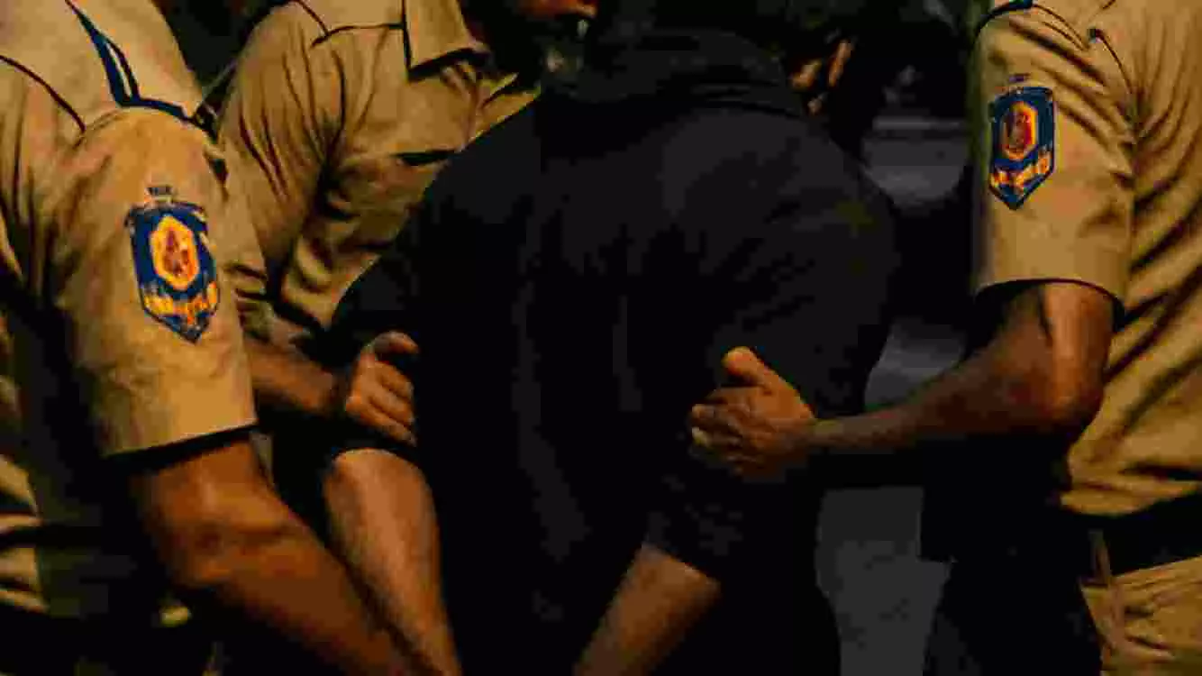 ಪದೇ ಪದೇ ಗಾಂಜಾ ಮಾರಾಟ: ಚಾಮರಾಜಪೇಟೆಯ ಕುಖ್ಯಾತ ಡ್ರಗ್ ಪೆಡ್ಲರ್ ಗೂಂಡಾ ಕಾಯ್ದೆಯಡಿ ಬಂಧನ ಪದೇ ಪದೇ ಗಾಂಜಾ ಮಾರಾಟ: ಚಾಮರಾಜಪೇಟೆಯ ಕುಖ್ಯಾತ ಡ್ರಗ್ ಪೆಡ್ಲರ್ ಗೂಂಡಾ ಕಾಯ್ದೆಯಡಿ ಬಂಧನ