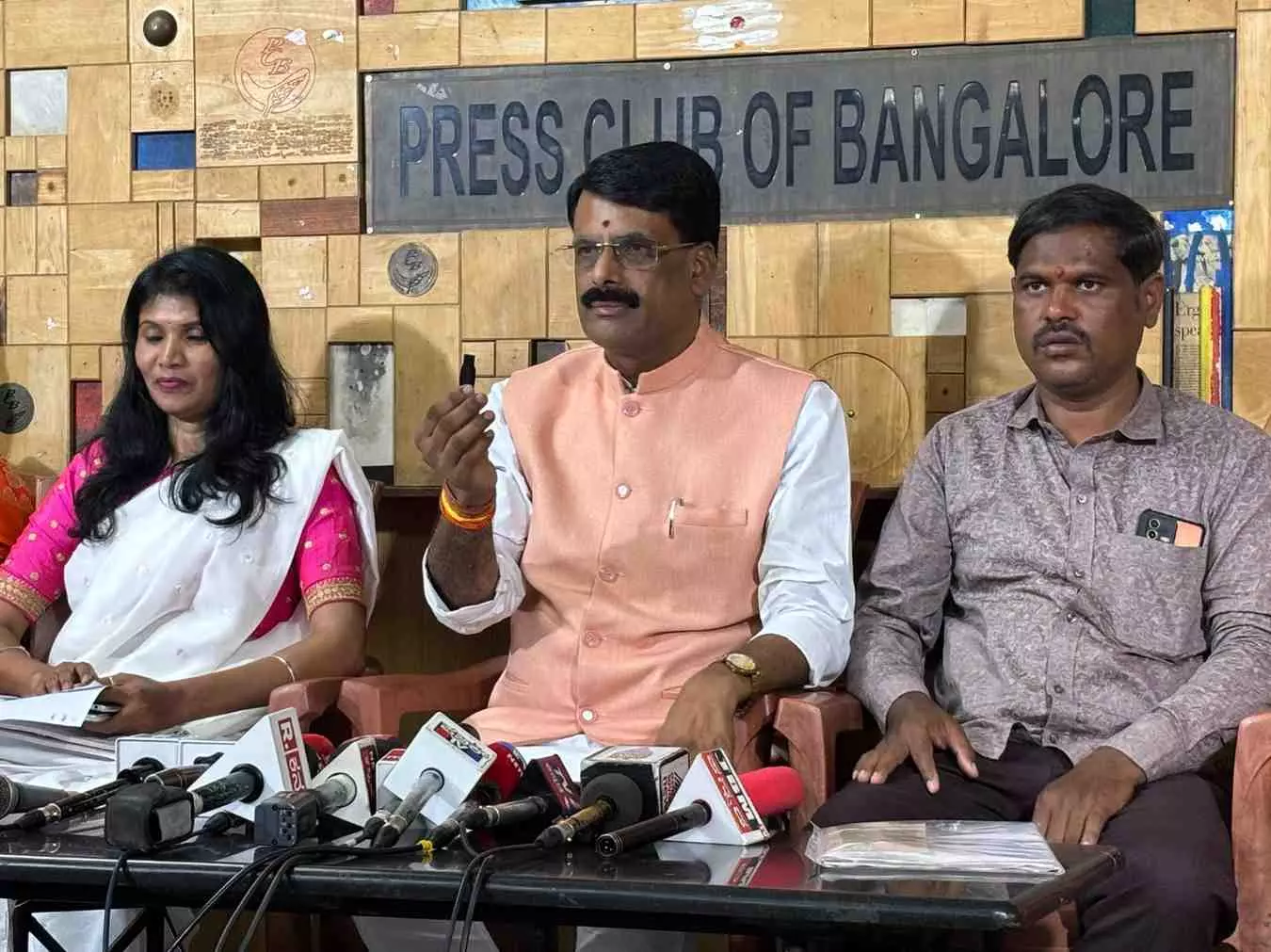 ಭೋವಿ ನಿಗಮದಲ್ಲಿ ಶೇ 60 ಕಮಿಷನ್; | ವಿಡಿಯೋ ದಾಖಲೆ ಬಿಡುಗಡೆ; ಸಿಬಿಐ ತನಿಖೆಗೆ ಭೋವಿ ಸಮಾಜದ ರಾಷ್ಟ್ರೀಯ ಅಧ್ಯಕ್ಷ ಆಗ್ರಹ ಭೋವಿ ನಿಗಮದಲ್ಲಿ ಶೇ 60 ಕಮಿಷನ್; | ವಿಡಿಯೋ ದಾಖಲೆ ಬಿಡುಗಡೆ; ಸಿಬಿಐ ತನಿಖೆಗೆ ಭೋವಿ ಸಮಾಜದ ರಾಷ್ಟ್ರೀಯ ಅಧ್ಯಕ್ಷ ಆಗ್ರಹ