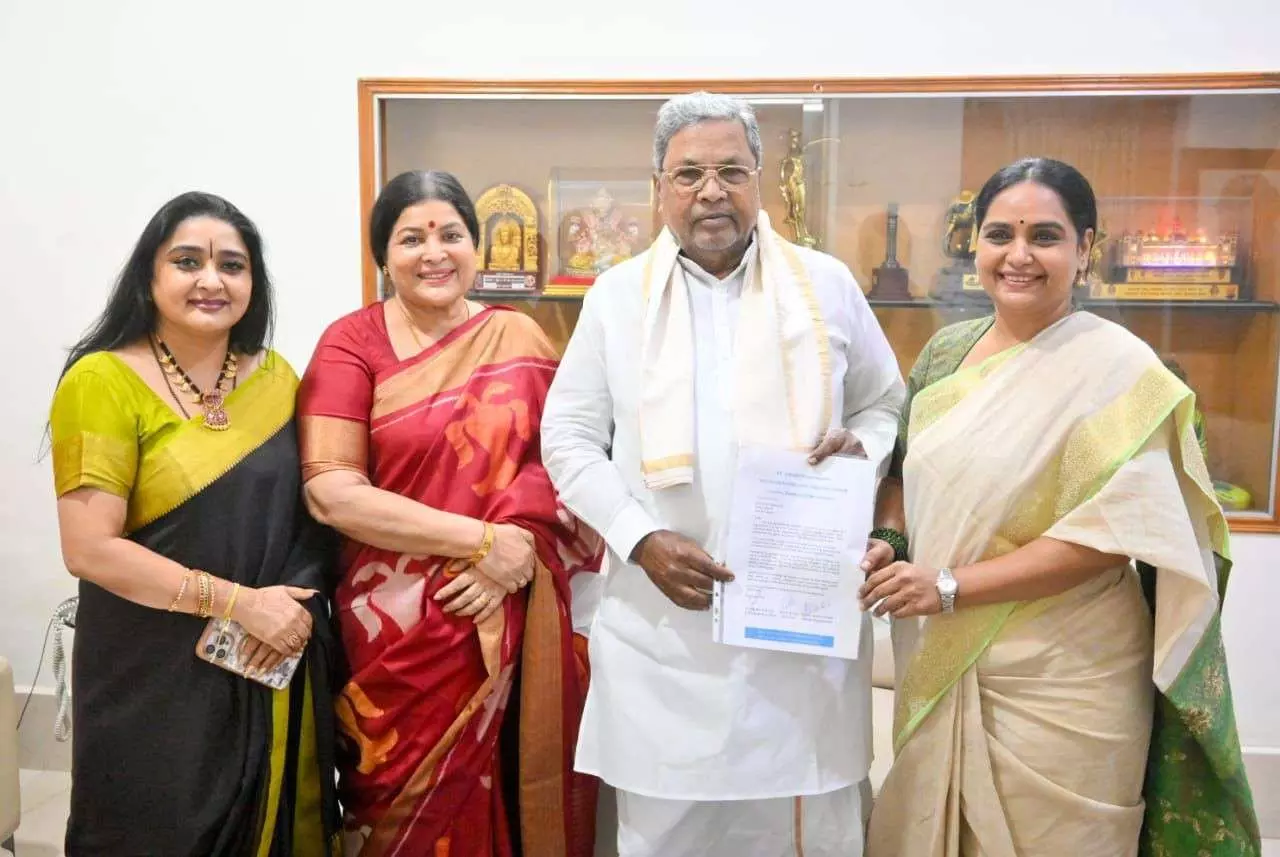 ಡಾ. ವಿಷ್ಣುವರ್ಧನ್ ಮತ್ತು ಸರೋಜಾದೇವಿಗೆ ಕರ್ನಾಟಕ ರತ್ನ: ಮುಖ್ಯಮಂತ್ರಿಗೆ ಮನವಿ ಸಲ್ಲಿಸಿದ ಹಿರಿಯ ನಟಿಯರು ಡಾ. ವಿಷ್ಣುವರ್ಧನ್ ಮತ್ತು ಸರೋಜಾದೇವಿಗೆ ಕರ್ನಾಟಕ ರತ್ನ: ಮುಖ್ಯಮಂತ್ರಿಗೆ ಮನವಿ ಸಲ್ಲಿಸಿದ ಹಿರಿಯ ನಟಿಯರು