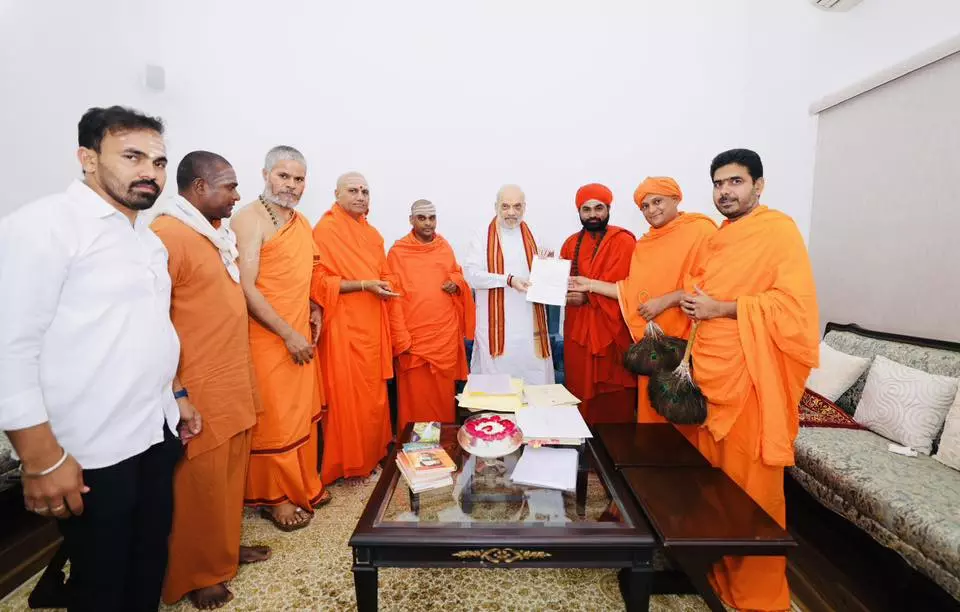 ಧರ್ಮಸ್ಥಳ ಪ್ರಕರಣ: ಅಮಿತ್ ಷಾರನ್ನು ಭೇಟಿ ಮಾಡಿ ಎನ್ಐಎ ತನಿಖೆಗೆ ಒತ್ತಾಯಿಸಿದ ಸ್ವಾಮೀಜಿಗಳು! ಧರ್ಮಸ್ಥಳ ಪ್ರಕರಣ: ಅಮಿತ್ ಷಾರನ್ನು ಭೇಟಿ ಮಾಡಿ ಎನ್ಐಎ ತನಿಖೆಗೆ ಒತ್ತಾಯಿಸಿದ ಸ್ವಾಮೀಜಿಗಳು!