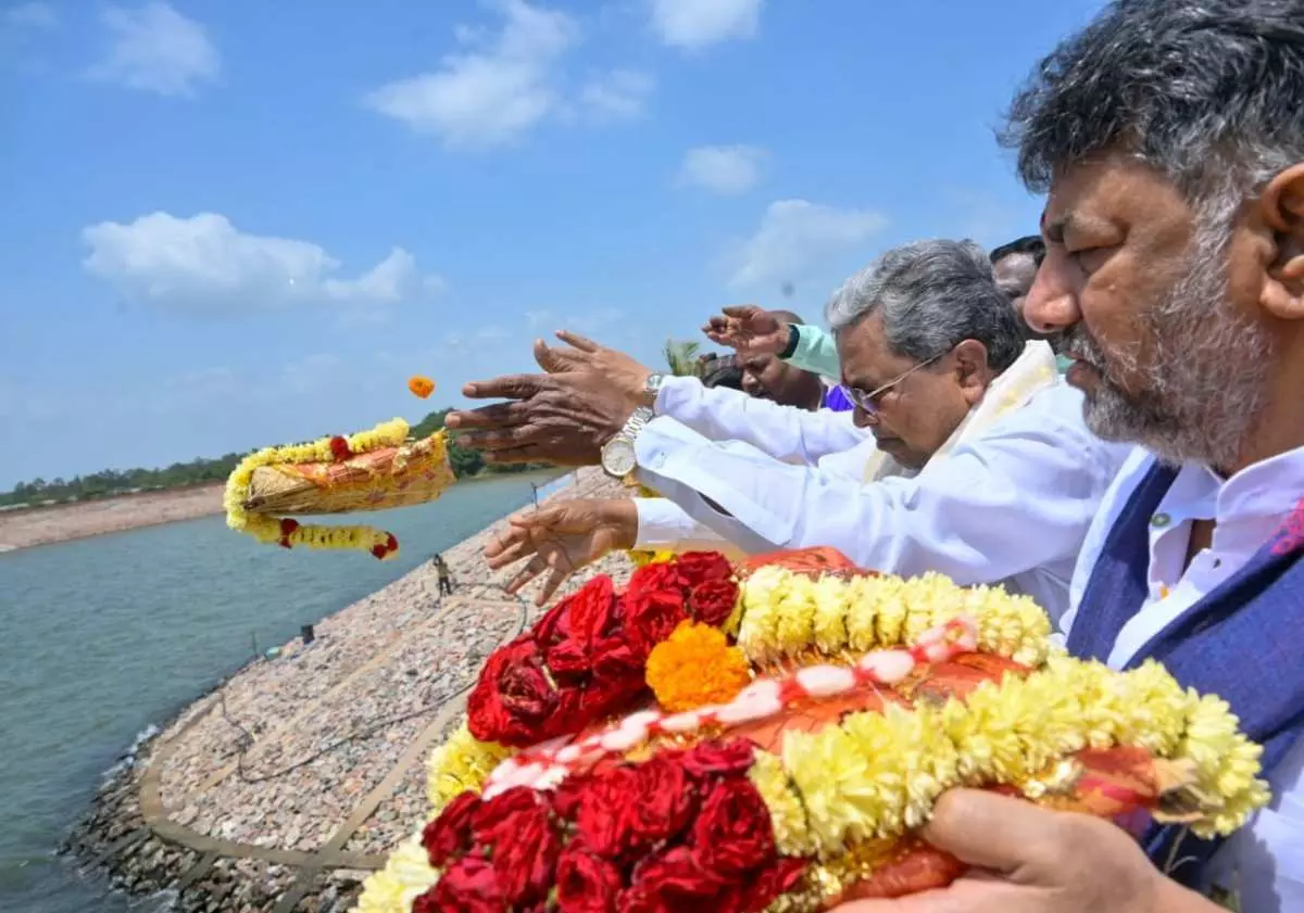 Krishna Upper Bank Project: Farmers Should Not Go to Court : CM Krishna Upper Bank Project: Farmers Should Not Go to Court : CM