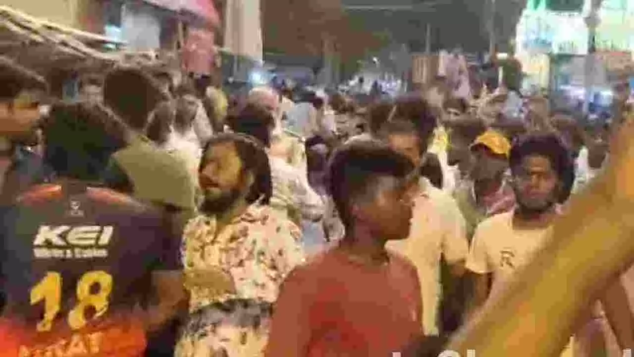 ಮದ್ದೂರಿನಲ್ಲಿ ಗಣೇಶ ವಿಸರ್ಜನಾ ಮೆರವಣಿಗೆ ಮೇಲೆ ಕಲ್ಲು ತೂರಾಟ: 8 ಮಂದಿಗೆ ಗಾಯ, 21 ಜನ ವಶಕ್ಕೆ ಮದ್ದೂರಿನಲ್ಲಿ ಗಣೇಶ ವಿಸರ್ಜನಾ ಮೆರವಣಿಗೆ ಮೇಲೆ ಕಲ್ಲು ತೂರಾಟ: 8 ಮಂದಿಗೆ ಗಾಯ, 21 ಜನ ವಶಕ್ಕೆ