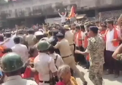 ಮದ್ದೂರು ಗಲಭೆ | ಕಲ್ಲುತೂರಾಟ ಖಂಡಿಸಿ ಪ್ರತಿಭಟನೆ; ಪೊಲೀಸರಿಂದ ಲಾಠಿ ಚಾರ್ಜ್ ಮದ್ದೂರು ಗಲಭೆ | ಕಲ್ಲುತೂರಾಟ ಖಂಡಿಸಿ ಪ್ರತಿಭಟನೆ; ಪೊಲೀಸರಿಂದ ಲಾಠಿ ಚಾರ್ಜ್