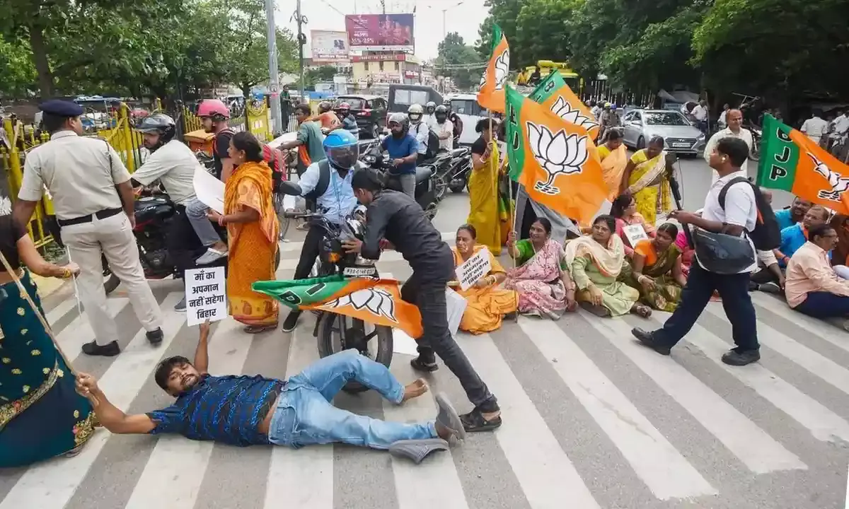 ಬಿಹಾರದ ಮತದಾರರನ್ನು ಕದಲಿಸದ ಮೋದಿ ಅವರ ಅಮ್ಮನ ಅವಮಾನದ ಗುಮ್ಮ ಬಿಹಾರದ ಮತದಾರರನ್ನು ಕದಲಿಸದ ಮೋದಿ ಅವರ ಅಮ್ಮನ ಅವಮಾನದ ಗುಮ್ಮ