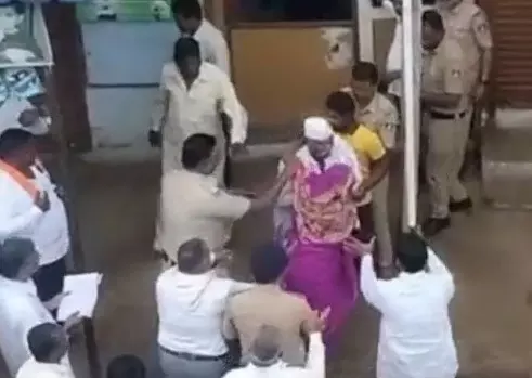 ಡಿಸಿಸಿ ಬ್ಯಾಂಕ್ ಚುನಾವಣೆ | ಸತೀಶ್ ಜಾರಕಿಹೊಳಿಗೆ ಬೆಂಬಲ; ಸಚಿವರ ಎದುರೇ ಪತಿಗೆ ಕಪಾಳಮೋಕ್ಷ ಮಾಡಿದ ಪತ್ನಿ ಡಿಸಿಸಿ ಬ್ಯಾಂಕ್ ಚುನಾವಣೆ | ಸತೀಶ್ ಜಾರಕಿಹೊಳಿಗೆ ಬೆಂಬಲ; ಸಚಿವರ ಎದುರೇ ಪತಿಗೆ ಕಪಾಳಮೋಕ್ಷ ಮಾಡಿದ ಪತ್ನಿ
