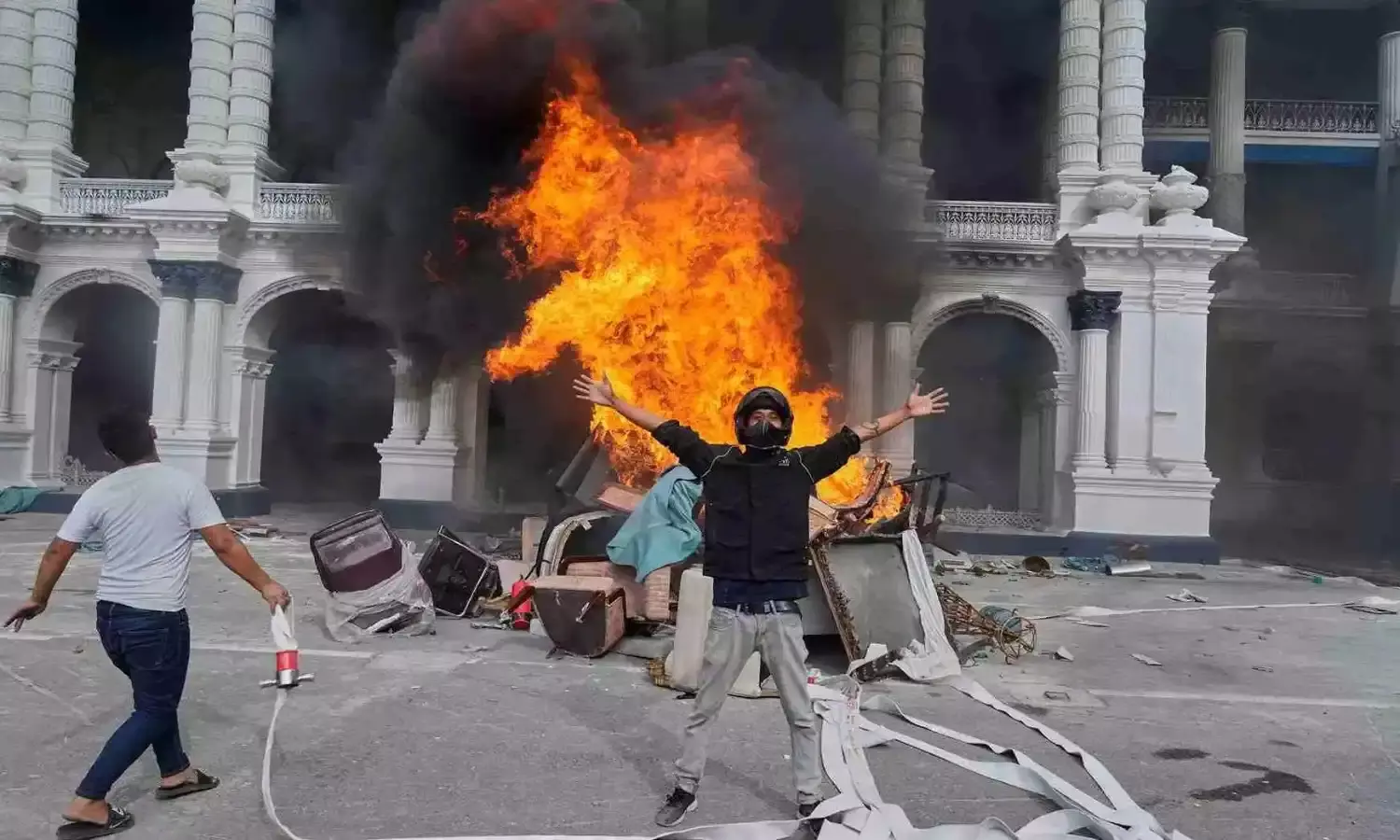 ಅಭೂತಪೂರ್ವ ಬಿಕ್ಕಟ್ಟಿನಲ್ಲಿ ನೇಪಾಳ: ಸ್ಥಿರತೆ ನೆಲೆಸೀತೆ ಬೇಗ?