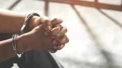 ಯುವತಿಗೆ ಲೈಂಗಿಕ ಕಿರುಕುಳ; ಖಾಸಗಿ ಬಸ್‌ ಸಿಬ್ಬಂದಿಯ ಬಟ್ಟೆ ಬಿಚ್ಚಿಸಿ ಥಳಿತ