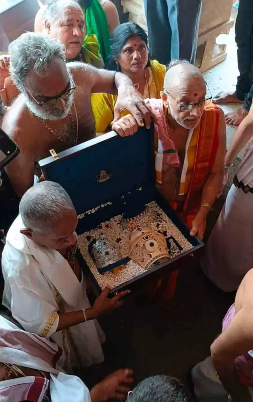 ಕೊಲ್ಲೂರು ಮೂಕಾಂಬಿಕೆಗೆ 4 ಕೋಟಿ ರೂ. ಮೌಲ್ಯದ ವಜ್ರದ ಕಿರೀಟ ಸಮರ್ಪಿಸಿದ ಸಂಗೀತ ನಿರ್ದೇಶಕ ಇಳಯರಾಜ ಕೊಲ್ಲೂರು ಮೂಕಾಂಬಿಕೆಗೆ 4 ಕೋಟಿ ರೂ. ಮೌಲ್ಯದ ವಜ್ರದ ಕಿರೀಟ ಸಮರ್ಪಿಸಿದ ಸಂಗೀತ ನಿರ್ದೇಶಕ ಇಳಯರಾಜ