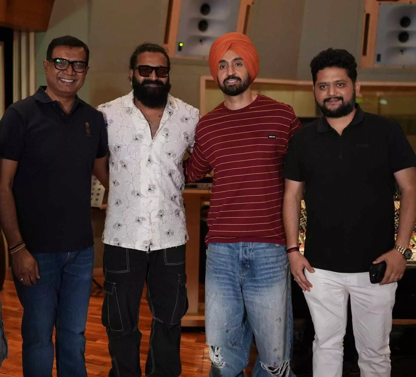 ‘ಕಾಂತಾರ: ಚಾಪ್ಟರ್ 1’ ಸಿನಿ ತಂಡದೊಂದಿಗೆ ಕೈಜೋಡಿಸಿದ ದಿಲ್ಜಿತ್ ದೊಸಾಂಜ್ ‘ಕಾಂತಾರ: ಚಾಪ್ಟರ್ 1’ ಸಿನಿ ತಂಡದೊಂದಿಗೆ ಕೈಜೋಡಿಸಿದ ದಿಲ್ಜಿತ್ ದೊಸಾಂಜ್
