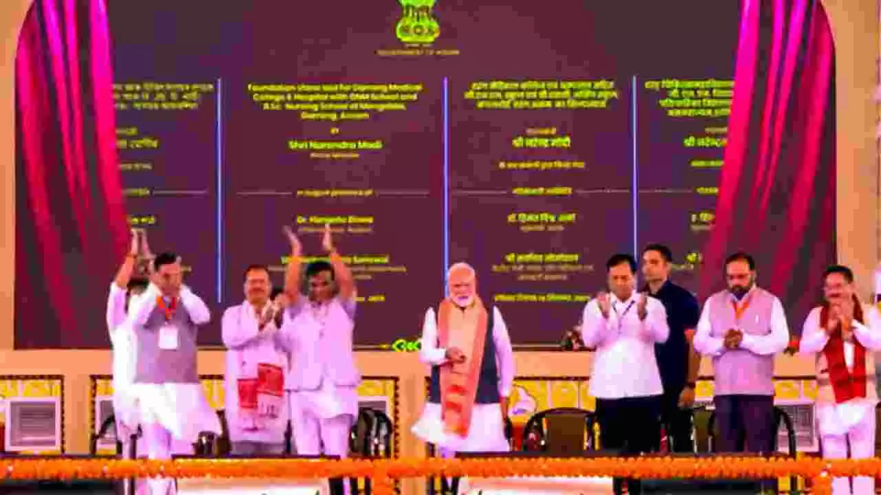 ಅಸ್ಸಾಂನಲ್ಲಿ 6,300 ಕೋಟಿ ರೂಪ ಮೊತ್ತದ ಯೋಜನೆಗಳಿಗೆ ಮೋದಿ ಚಾಲನೆ ಅಸ್ಸಾಂನಲ್ಲಿ 6,300 ಕೋಟಿ ರೂಪ ಮೊತ್ತದ ಯೋಜನೆಗಳಿಗೆ ಮೋದಿ ಚಾಲನೆ