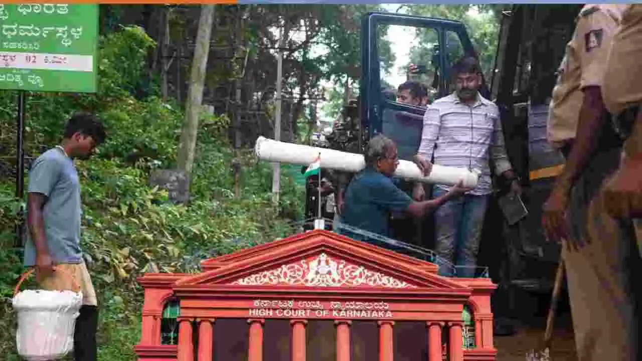 ಧರ್ಮಸ್ಥಳ ಪ್ರಕರಣ: ಗುರುತಿಸಿದ ಸ್ಥಳಗಳಲ್ಲಿ ಭೂಮಿ ಅಗೆಯಲು ಮನವಿ, ಸರ್ಕಾರಕ್ಕೆ ಹೈಕೋರ್ಟ್ ಸೂಚನೆ ಧರ್ಮಸ್ಥಳ ಪ್ರಕರಣ: ಗುರುತಿಸಿದ ಸ್ಥಳಗಳಲ್ಲಿ ಭೂಮಿ ಅಗೆಯಲು ಮನವಿ, ಸರ್ಕಾರಕ್ಕೆ ಹೈಕೋರ್ಟ್ ಸೂಚನೆ