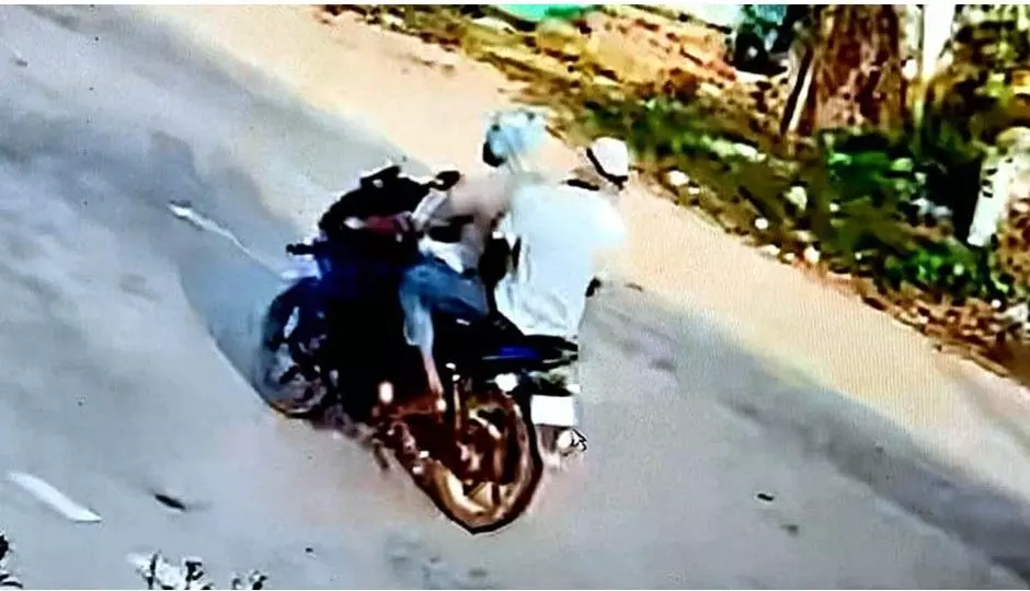 ಗಿರಿನಗರ: ಮಹಿಳೆಯರ ಮೇಲೆ ಮಚ್ಚಿನಿಂದ ಹಲ್ಲೆ ನಡೆಸಿ ಚಿನ್ನದ ಸರ ಕದ್ದು ಪರಾರಿಯಾದ ದುಷ್ಕರ್ಮಿಗಳು ಗಿರಿನಗರ: ಮಹಿಳೆಯರ ಮೇಲೆ ಮಚ್ಚಿನಿಂದ ಹಲ್ಲೆ ನಡೆಸಿ ಚಿನ್ನದ ಸರ ಕದ್ದು ಪರಾರಿಯಾದ ದುಷ್ಕರ್ಮಿಗಳು