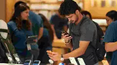 ಭಾರತದಲ್ಲಿ ಐಫೋನ್ 17 ಬಿಡುಗಡೆ: ಅಂಗಡಿಗಳ ಮುಂದೆ ಸರತಿ ಸಾಲು, ಮುಂಬೈನಲ್ಲಿ ಗದ್ದಲ