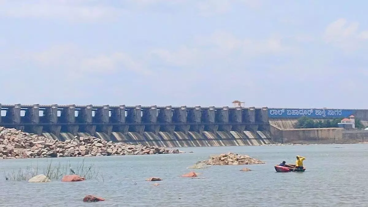 ಯುಕೆಪಿ-3ನೇ ಹಂತ: ನ್ಯಾಯಾಲಯದಲ್ಲಿ ಅರ್ಜಿಗಳನ್ನು ವಾಪಾಸ್ ಪಡೆಯುವರೇ ರೈತರು ? ಯುಕೆಪಿ-3ನೇ ಹಂತ: ನ್ಯಾಯಾಲಯದಲ್ಲಿ ಅರ್ಜಿಗಳನ್ನು ವಾಪಾಸ್ ಪಡೆಯುವರೇ ರೈತರು ?