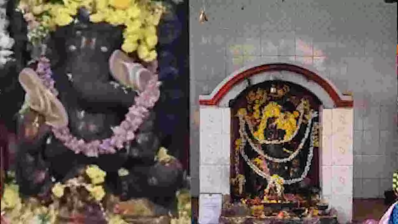 ಬೇಲೂರಿನಲ್ಲಿ ಗಣೇಶನ ವಿಗ್ರಹಕ್ಕೆ ಚಪ್ಪಲಿ ಹಾರ, ಸ್ಥಳದಲ್ಲಿ ಉದ್ವಿಗ್ನ ಬೇಲೂರಿನಲ್ಲಿ ಗಣೇಶನ ವಿಗ್ರಹಕ್ಕೆ ಚಪ್ಪಲಿ ಹಾರ, ಸ್ಥಳದಲ್ಲಿ ಉದ್ವಿಗ್ನ