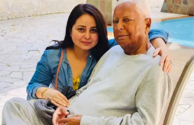 Family feud in RJD? Rohini posts cryptic tweets; Tej Pratap backs her Family feud in RJD? Rohini posts cryptic tweets; Tej Pratap backs her