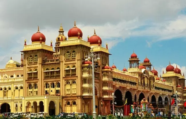 ಮಧುವಣಗಿತ್ತಿಯಂತಾದ ಸಾಂಸ್ಕೃತಿಕ ನಗರಿ; ನಾಳೆ ಮೈಸೂರು ದಸರಾಗೆ ಚಾಲನೆ ಮಧುವಣಗಿತ್ತಿಯಂತಾದ ಸಾಂಸ್ಕೃತಿಕ ನಗರಿ; ನಾಳೆ ಮೈಸೂರು ದಸರಾಗೆ ಚಾಲನೆ