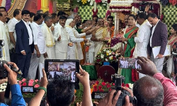 ನಾಡದೇವಿ ಚಾಮುಂಡಿಗೆ ಪುಪ್ಪಾರ್ಚನೆ ಮೂಲಕ ಮೈಸೂರು ದಸರಾಕ್ಕೆ ಚಾಲನೆ ನೀಡಿದ ಬಾನು ಮುಷ್ತಾಕ್ ನಾಡದೇವಿ ಚಾಮುಂಡಿಗೆ ಪುಪ್ಪಾರ್ಚನೆ ಮೂಲಕ ಮೈಸೂರು ದಸರಾಕ್ಕೆ ಚಾಲನೆ ನೀಡಿದ ಬಾನು ಮುಷ್ತಾಕ್