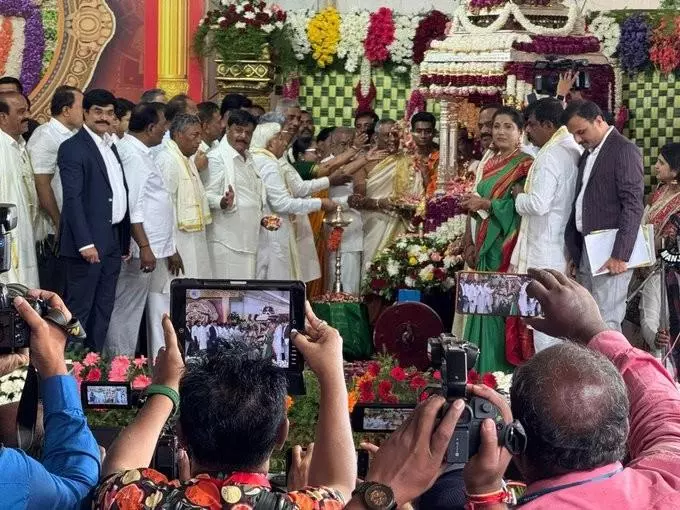 ಮೈಸೂರು ದಸರಾ| ಚಾಮುಂಡಿಗೆ ಪುಷ್ಪಾರ್ಚನೆ ಮೂಲಕ ದಸರಾ ಉದ್ಘಾಟಿಸಿದ ಬಾನು ಮುಷ್ತಾಕ್‌