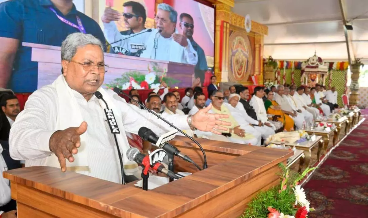 ಮಸೀದಿ, ಮಂದಿರ ಬಿಟ್ಟು ಹೊರ ಬನ್ನಿ; ಸಮ ಸಮಾಜ ನಿರ್ಮಾಣಕ್ಕೆ ಕೈಜೋಡಿಸಿ- ಸಿಎಂ ಮಸೀದಿ, ಮಂದಿರ ಬಿಟ್ಟು ಹೊರ ಬನ್ನಿ; ಸಮ ಸಮಾಜ ನಿರ್ಮಾಣಕ್ಕೆ ಕೈಜೋಡಿಸಿ- ಸಿಎಂ