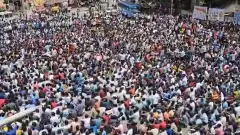 Massive protest by students demanding increase in age limit and early recruitment