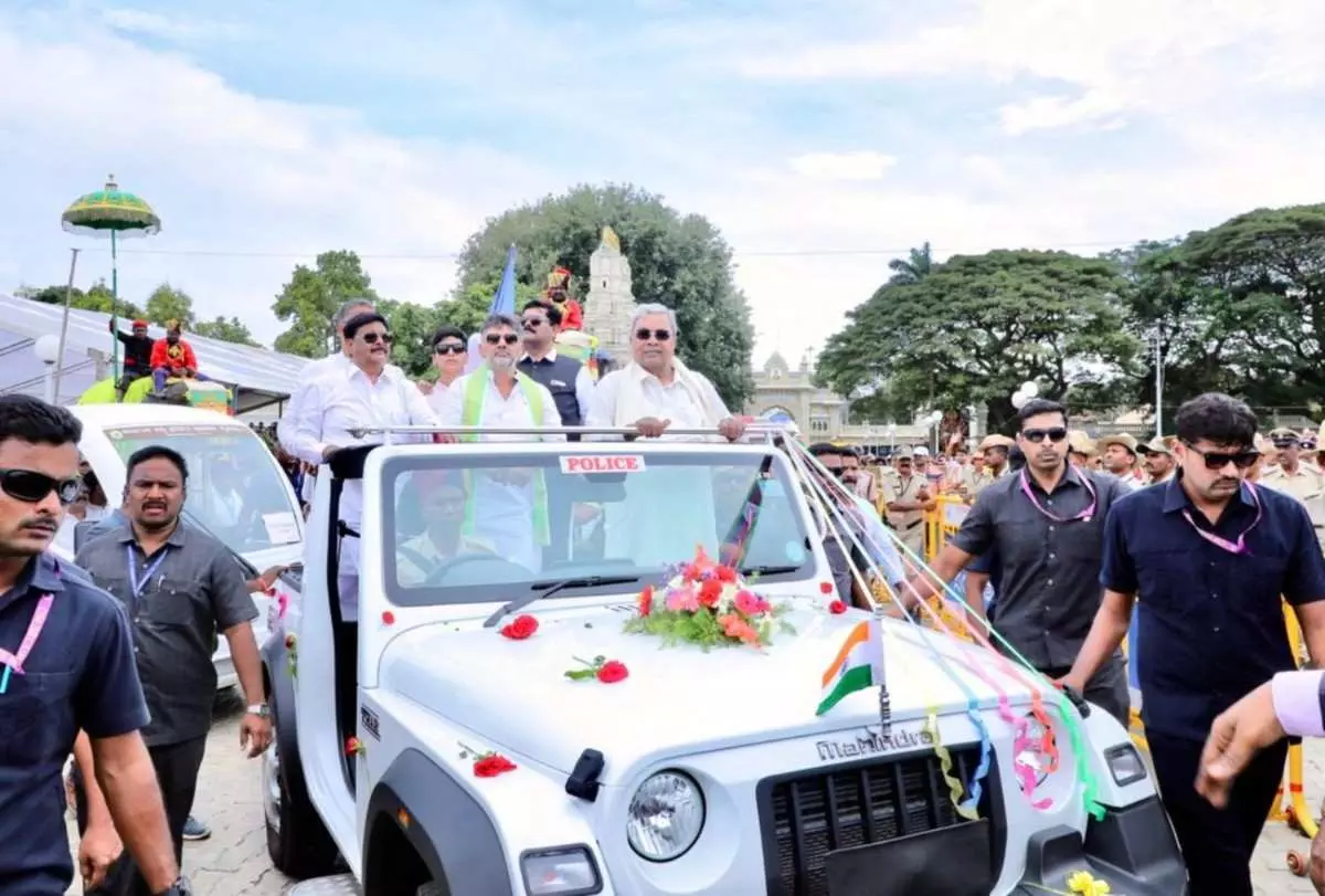 Mahadevappas grandson rides in a jeep during the Jambu Savari procession; Accused of breaking etiquette