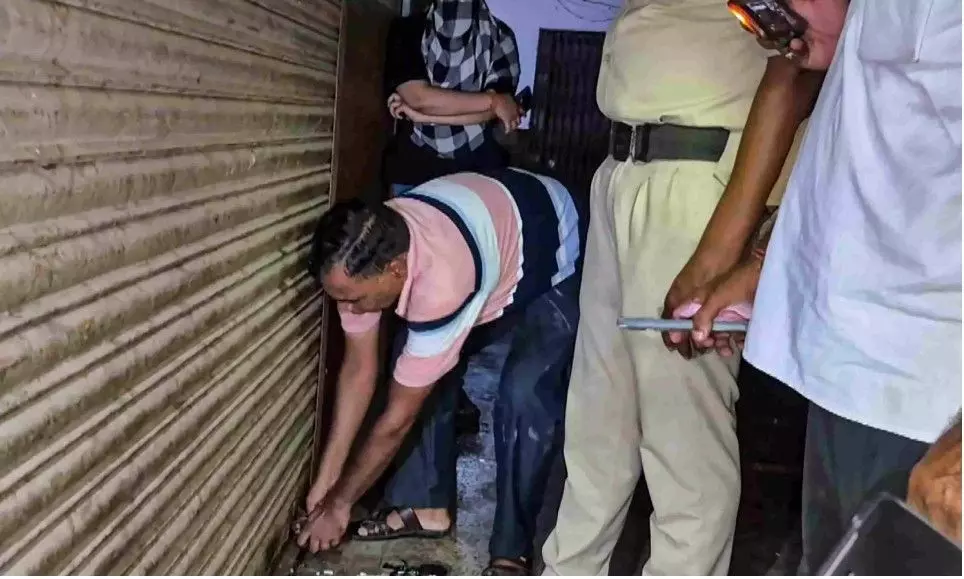 ಔಷಧ ತಪಾಸಣೆಗೆ ಅಧಿಕಾರಿಗಳೇ ಇಲ್ಲ: ಕೆಮ್ಮಿನ ಸಿರಪ್ ದುರಂತದಿಂದ ಬಯಲಾದ ಔಷಧ ನಿಯಂತ್ರಣ ಬಿಕ್ಕಟ್ಟು ಔಷಧ ತಪಾಸಣೆಗೆ ಅಧಿಕಾರಿಗಳೇ ಇಲ್ಲ: ಕೆಮ್ಮಿನ ಸಿರಪ್ ದುರಂತದಿಂದ ಬಯಲಾದ ಔಷಧ ನಿಯಂತ್ರಣ ಬಿಕ್ಕಟ್ಟು