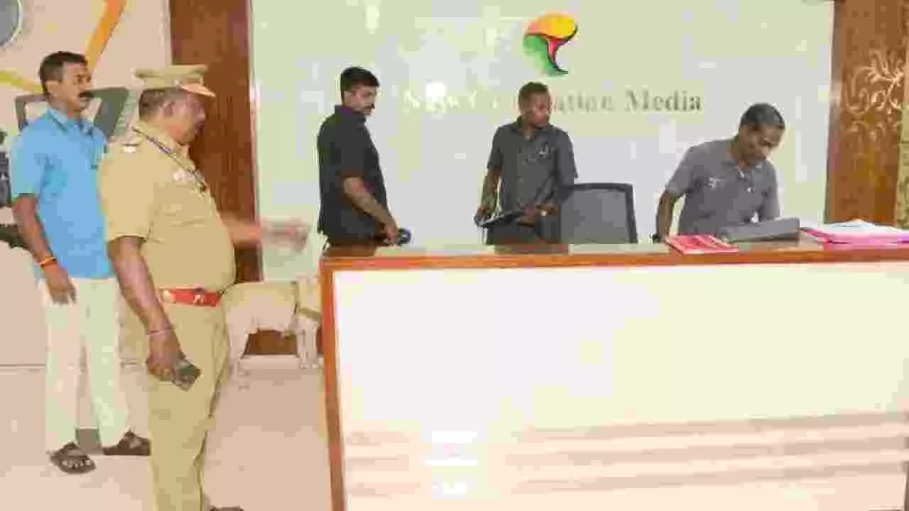 ಚೆನ್ನೈನಲ್ಲಿ ʼಪುದಿಯ ತಲೈಮುರೈʼ ಮಾಧ್ಯಮ ಕಚೇರಿಗಳಿಗೆ ಬಾಂಬ್ ಬೆದರಿಕೆ: ಹುಸಿ ಕರೆಗಳಿಂದ ಆತಂಕ ಚೆನ್ನೈನಲ್ಲಿ ʼಪುದಿಯ ತಲೈಮುರೈʼ ಮಾಧ್ಯಮ ಕಚೇರಿಗಳಿಗೆ ಬಾಂಬ್ ಬೆದರಿಕೆ: ಹುಸಿ ಕರೆಗಳಿಂದ ಆತಂಕ