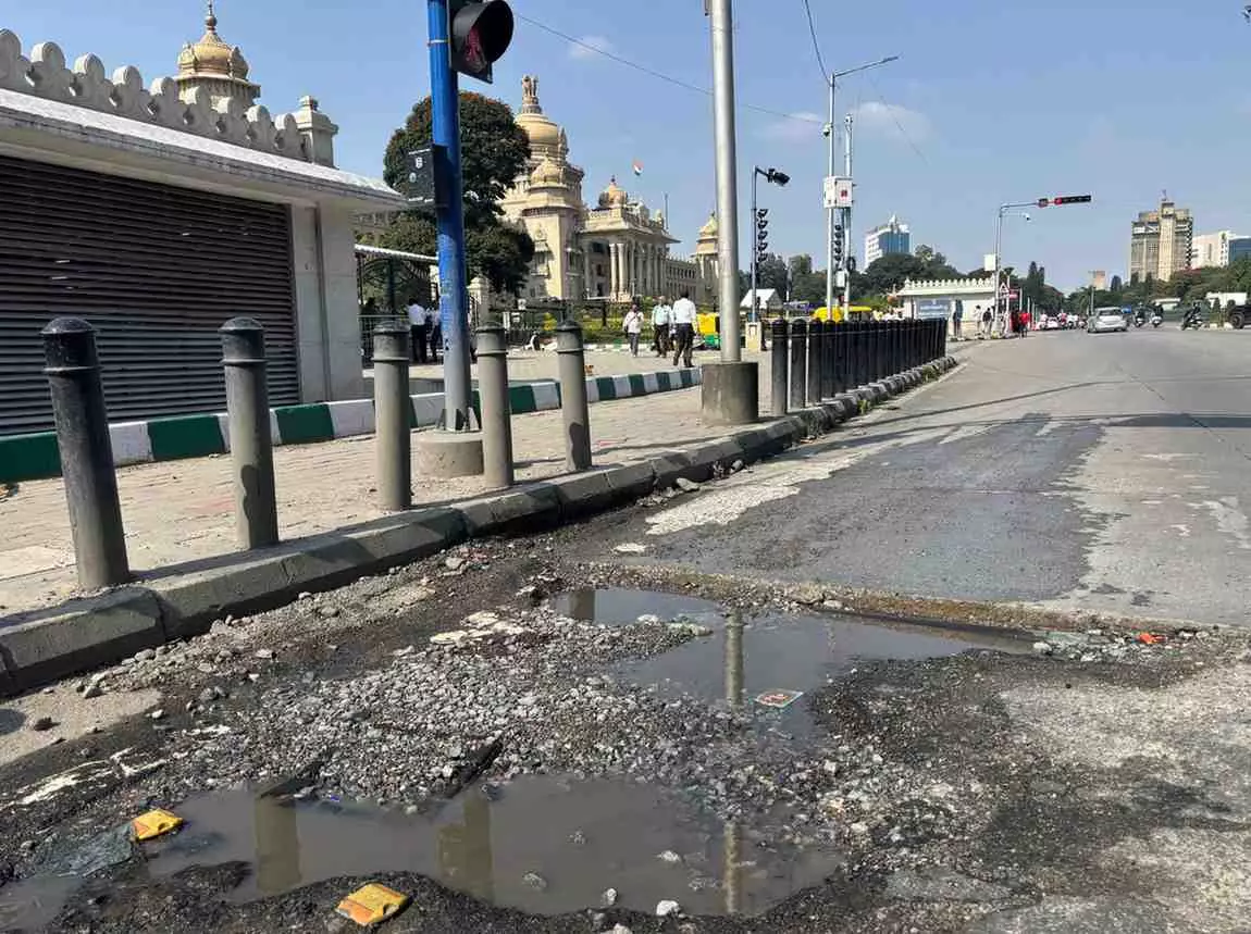 ಸರ್ಕಾರದ ಗಮನಕ್ಕೆ... ವಿಧಾನಸೌಧ ಮುಂದೆಯೇ ರಸ್ತೆಗುಂಡಿ...ಸ್ವಲ್ಪ ಈ ಕಡೆ ನೋಡಿ ಸ್ವಾಮಿ!! ಸರ್ಕಾರದ ಗಮನಕ್ಕೆ... ವಿಧಾನಸೌಧ ಮುಂದೆಯೇ ರಸ್ತೆಗುಂಡಿ...ಸ್ವಲ್ಪ ಈ ಕಡೆ ನೋಡಿ ಸ್ವಾಮಿ!!
