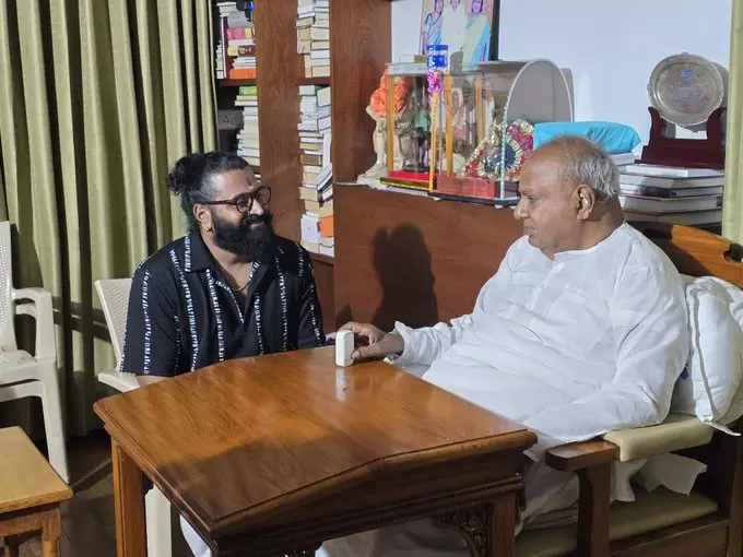 ‘ಕಾಂತಾರ’ ಸಿನಿತಂಡಕ್ಕೆ ಅಭಿನಂದಿಸಿದ ಮಾಜಿ ಪ್ರಧಾನಿ ಎಚ್.ಡಿ. ದೇವೇಗೌಡ ‘ಕಾಂತಾರ’ ಸಿನಿತಂಡಕ್ಕೆ ಅಭಿನಂದಿಸಿದ ಮಾಜಿ ಪ್ರಧಾನಿ ಎಚ್.ಡಿ. ದೇವೇಗೌಡ