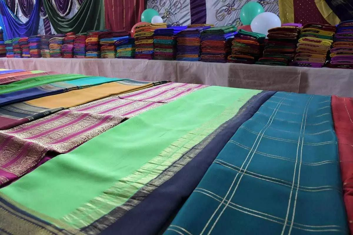 ಮೈಸೂರು ರೇಷ್ಮೆ ಸೀರೆಗೆ ನಾರಿಯರ ಪರದಾಟ; ಪೂರೈಕೆ ಕಡಿಮೆಯಾಗಿರುವುದೇಕೆ? ಮೈಸೂರು ರೇಷ್ಮೆ ಸೀರೆಗೆ ನಾರಿಯರ ಪರದಾಟ; ಪೂರೈಕೆ ಕಡಿಮೆಯಾಗಿರುವುದೇಕೆ?
