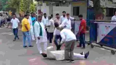 ಬಿಹಾರ ಚುನಾವಣೆ: ಟಿಕೆಟ್ ನಿರಾಕರಿಸಿದ್ದಕ್ಕೆ ರಸ್ತೆಯಲ್ಲಿ ಹೊರಳಾಡಿ, ತಿಪ್ಪರಲಾಗ ಹಾಕಿದ ಆಕಾಂಕ್ಷಿ