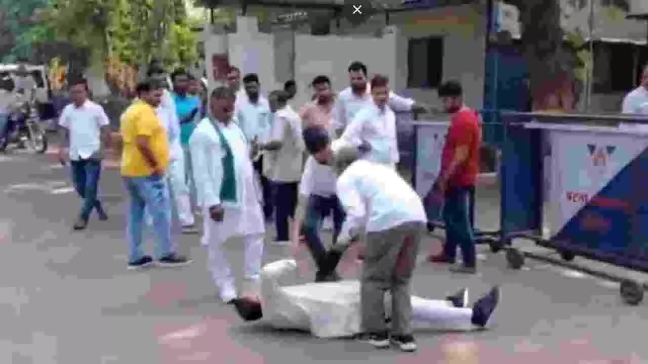 ಬಿಹಾರ ಚುನಾವಣೆ: ಟಿಕೆಟ್ ನಿರಾಕರಿಸಿದ್ದಕ್ಕೆ ರಸ್ತೆಯಲ್ಲಿ ಹೊರಳಾಡಿ, ತಿಪ್ಪರಲಾಗ ಹಾಕಿದ ಆಕಾಂಕ್ಷಿ ಬಿಹಾರ ಚುನಾವಣೆ: ಟಿಕೆಟ್ ನಿರಾಕರಿಸಿದ್ದಕ್ಕೆ ರಸ್ತೆಯಲ್ಲಿ ಹೊರಳಾಡಿ, ತಿಪ್ಪರಲಾಗ ಹಾಕಿದ ಆಕಾಂಕ್ಷಿ