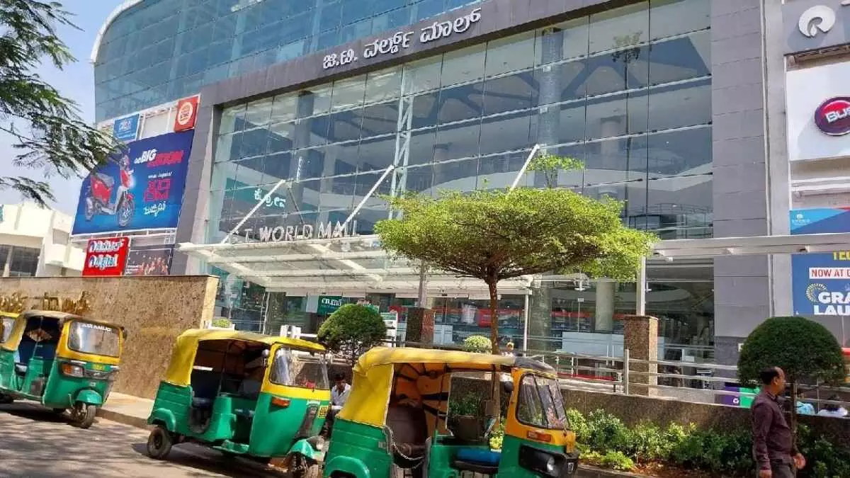 Tragedy on Diwali: Youth Dies After Falling from Third Floor at Bengaluru’s GT Mall Tragedy on Diwali: Youth Dies After Falling from Third Floor at Bengaluru’s GT Mall