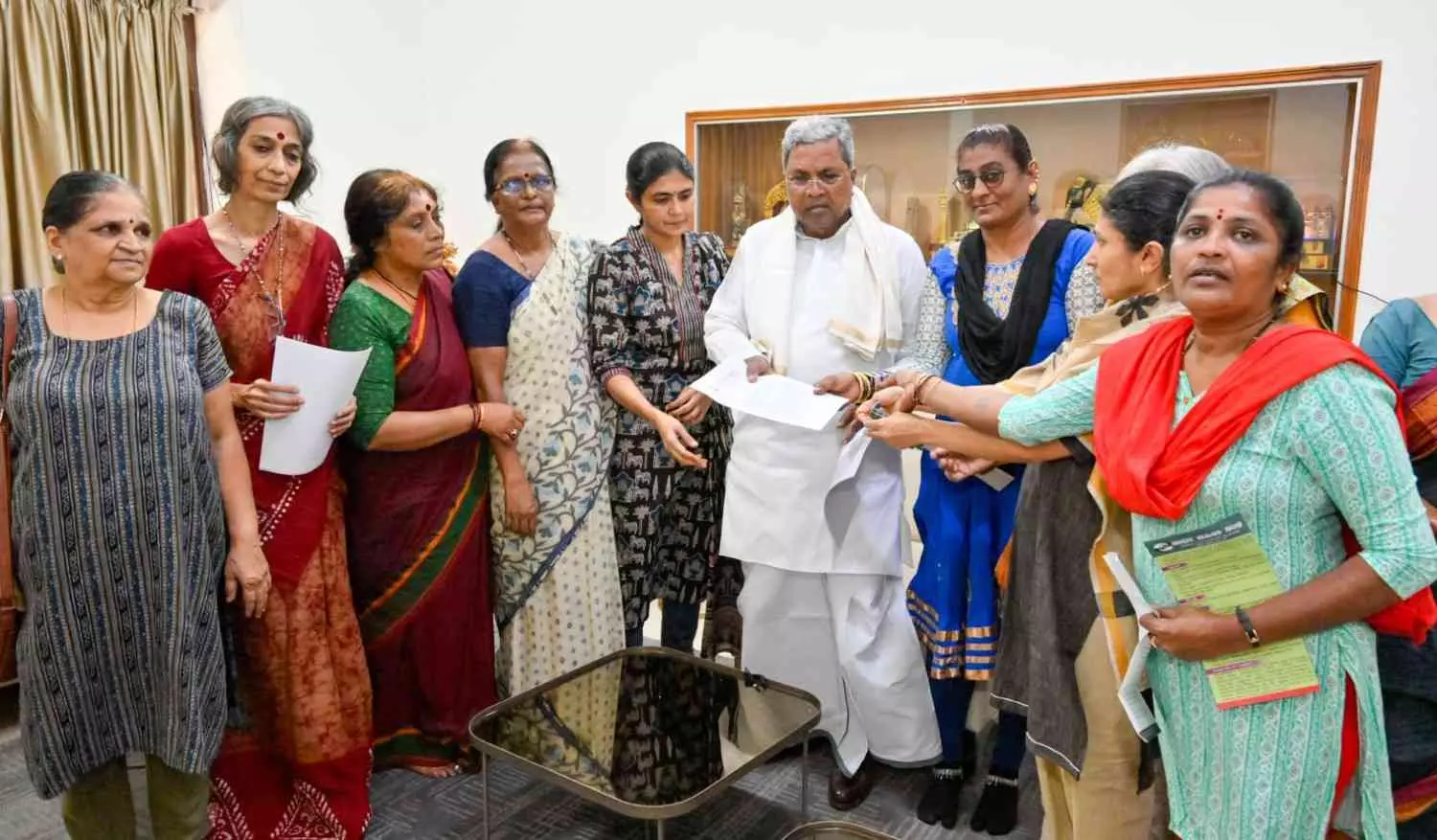 ಧರ್ಮಸ್ಥಳ ಪ್ರಕರಣ|ಎಸ್ಐಟಿಗೆ ಸ್ವಾತಂತ್ರ್ಯ ನೀಡಲು ಹೋರಾಟಗಾರ್ತಿಯರ ಆಗ್ರಹ; ಸಿಎಂ ಭೇಟಿ ಮಾಡಿ ಮನವಿ ಧರ್ಮಸ್ಥಳ ಪ್ರಕರಣ|ಎಸ್ಐಟಿಗೆ ಸ್ವಾತಂತ್ರ್ಯ ನೀಡಲು ಹೋರಾಟಗಾರ್ತಿಯರ ಆಗ್ರಹ; ಸಿಎಂ ಭೇಟಿ ಮಾಡಿ ಮನವಿ