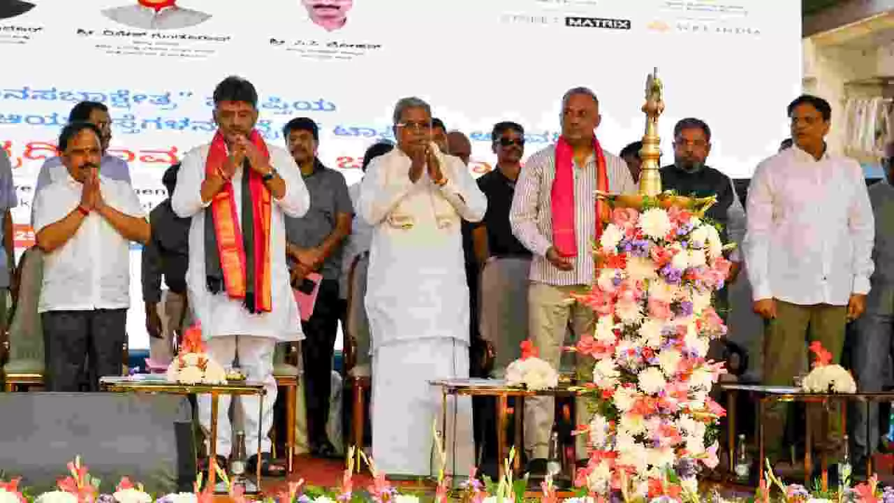 ನಿಮಗೆ ದಮ್ಮಯ್ಯ ಅಂತೀನಿ, ಕುಮಾರಸ್ವಾಮಿಯನ್ನು ಸೋಲಿಸಿ: ಸಿಎಂ ಸಿದ್ದರಾಮಯ್ಯ ಮನವಿ ನಿಮಗೆ ದಮ್ಮಯ್ಯ ಅಂತೀನಿ, ಕುಮಾರಸ್ವಾಮಿಯನ್ನು ಸೋಲಿಸಿ: ಸಿಎಂ ಸಿದ್ದರಾಮಯ್ಯ ಮನವಿ