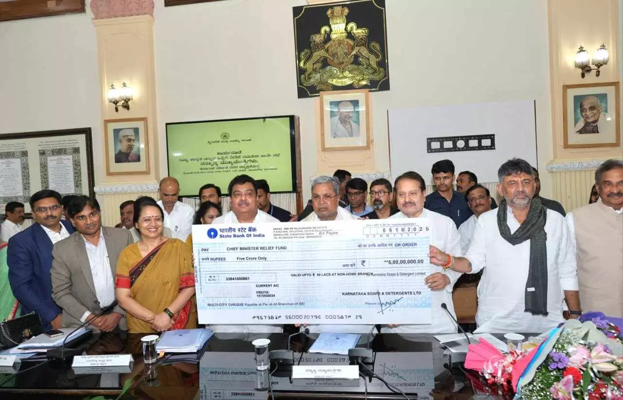 ಕೆಎಸ್ಡಿಸಿಎಲ್ನಿಂದ ಸರ್ಕಾರಕ್ಕೆ 135 ಕೋಟಿ ರೂ. ಲಾಭಾಂಶದ ಚೆಕ್ ಹಸ್ತಾಂತರ ಕೆಎಸ್ಡಿಸಿಎಲ್ನಿಂದ ಸರ್ಕಾರಕ್ಕೆ 135 ಕೋಟಿ ರೂ. ಲಾಭಾಂಶದ ಚೆಕ್ ಹಸ್ತಾಂತರ