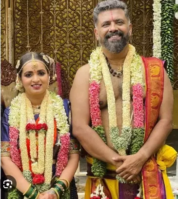 ಶಾಸ್ತ್ರೋಕ್ತವಾಗಿ ವಾರಿಜಾಶ್ರೀಯೊಂದಿಗೆ ದಾಂಪತ್ಯ ಜೀವನಕ್ಕೆ ಕಾಲಿಟ್ಟ ರಘು ದೀಕ್ಷಿತ್ ಶಾಸ್ತ್ರೋಕ್ತವಾಗಿ ವಾರಿಜಾಶ್ರೀಯೊಂದಿಗೆ ದಾಂಪತ್ಯ ಜೀವನಕ್ಕೆ ಕಾಲಿಟ್ಟ ರಘು ದೀಕ್ಷಿತ್